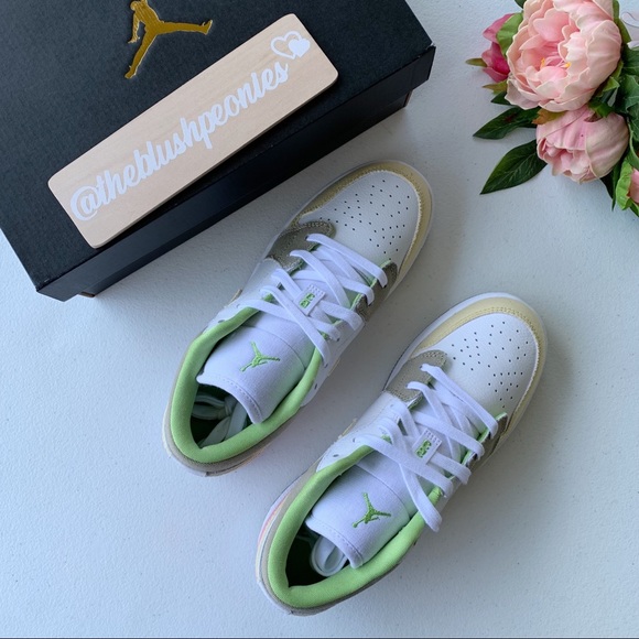 Air Jordan 1 Low NWT - Picture 7 of 11